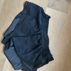 Lululemon Hotty Hot 2.5” Black Camo Women's Shorts
